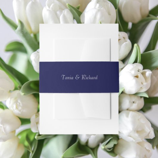 Trouwfeest met gestileerde naam in marineblauw uitnodigingen wikkel