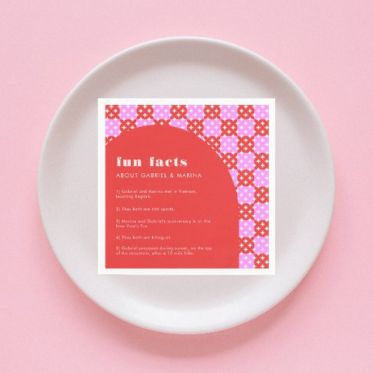 Trouwfeest met leuke weetjes over pasgetrouwden in servet