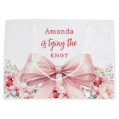 Trouwfeest met roze bloemstuk lint groot cadeauzakje (Voorkant)