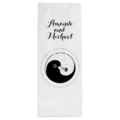 TROUWFLES CADEAU TAS. b/w YinYang harmonieduif Wijn Cadeautas (Achterkant)