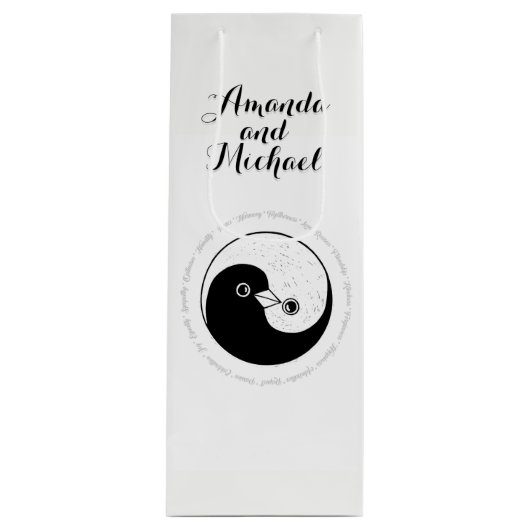 TROUWFLES CADEAU TAS. b/w YinYang harmonieduif Wijn Cadeautas (Voorkant)