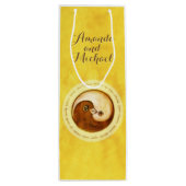 TROUWFLES GESCHENKZAK. Gouden YinYang harmonieduif Wijn Cadeautas (Achterkant)