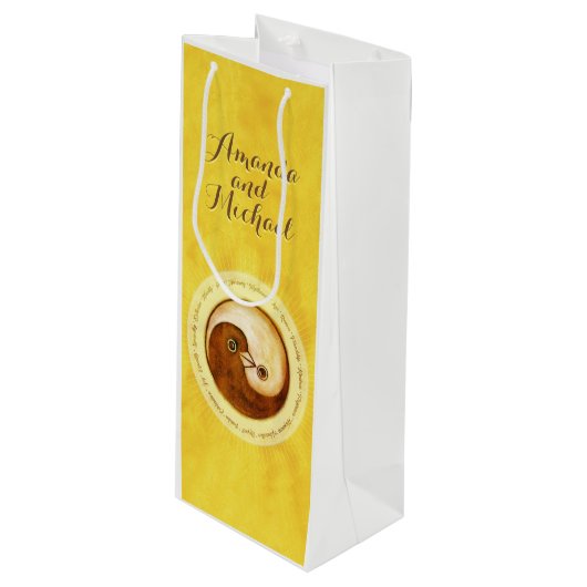 TROUWFLES GESCHENKZAK. Gouden YinYang harmonieduif Wijn Cadeautas (Voorkant Gekanteld)