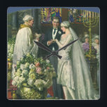 Trouwfoto bruid en bruidegom met menorah vierkante klok<br><div class="desc">Vintage illustratie van liefde en romantiek trouwscène met een koppel dat trouwt in een prachtige synagoge met glas-in-loodramen,  bloemen en een zevenarmige menorah. De bruid draagt een lange witte trouwjurk en de bruidegom is knap in zijn smoking.</div>