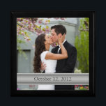 Trouwfoto Lijst Sjabloon Sieraden Doos Cadeaudoosje<br><div class="desc">U kunt de foto en de tekst op deze foto lijst sjabloon sieraden doos personaliseren. Geweldig voor een bruiloft, verloving, jubileum of familiefoto. Als u het afbeelding en de tekst wilt wijzigen, gebruikt u de optie IT personaliseren. Als u andere wijzigingen wilt aanbrengen, zoals wijzigingen in de tekst (lettertype, tekengrootte,...</div>