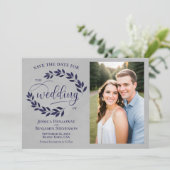 Trouwfoto met blauwe laurierbladeren en rustieke g save the date (Staand voorkant)