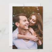 Trouwfoto met bloemige roze goudkleurige stof save the date (Achterkant)