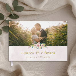 Trouwfoto met blozende roze bloemen gastenboek
