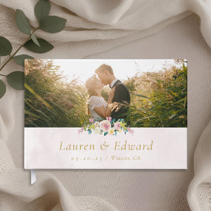 Trouwfoto met blozende roze bloemen gastenboek