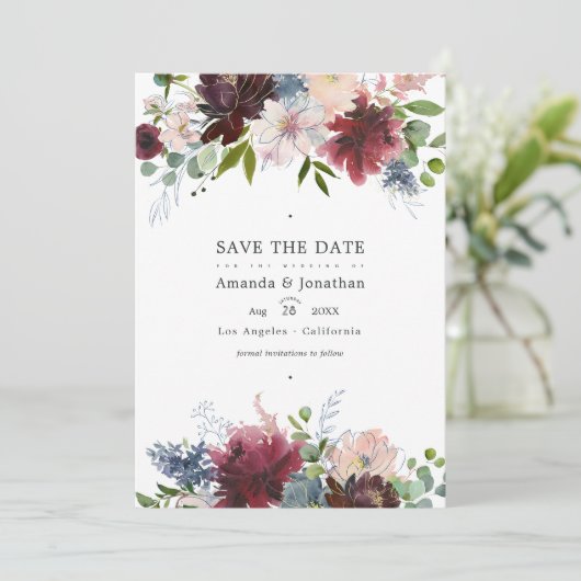 Trouwfoto met bordeaux, marine en blozende bloemen save the date (Staand voorkant)