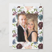 Trouwfoto met bordeaux, marine en blozende bloemen save the date (Achterkant)