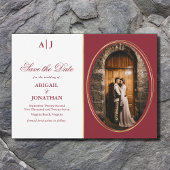 Trouwfoto met initiële letters in het rood, goud e save the date