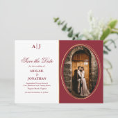 Trouwfoto met initiële letters in het rood, goud e save the date (Staand voorkant)