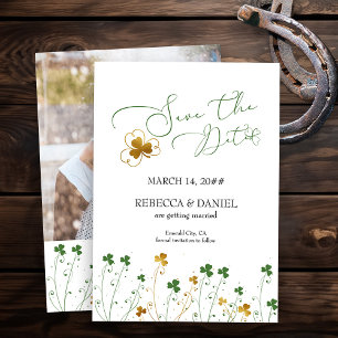Trouwfoto met klavertje vier wilde bloemen save the date