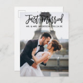 Trouwfoto met moderne borstelscript 'Just Married' Briefkaart (Voorkant / Achterkant)