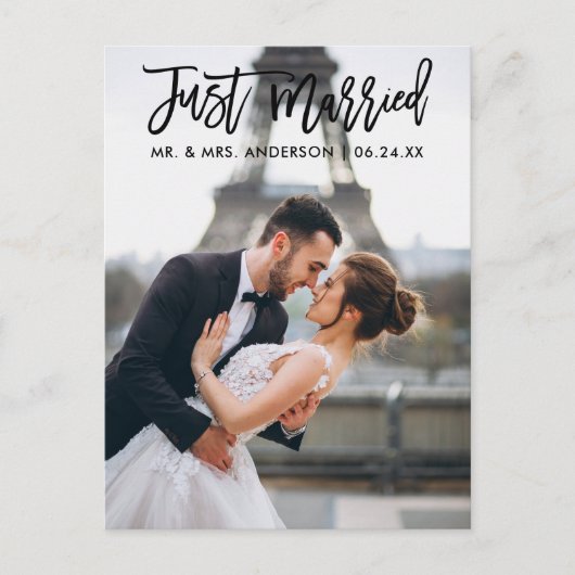 Trouwfoto met moderne borstelscript 'Just Married' Briefkaart (Voorkant)