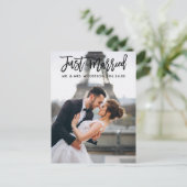 Trouwfoto met moderne borstelscript 'Just Married' Briefkaart (Staand voorkant)
