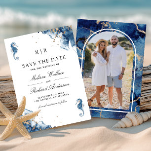 Trouwfoto met nautisch marineblauw monogram en zee save the date