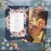 Trouwfoto met Navy Blauwe Stof Rose Bloemen en Gou Kaart