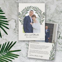 Trouwfoto met Off White Groene Boogkrans