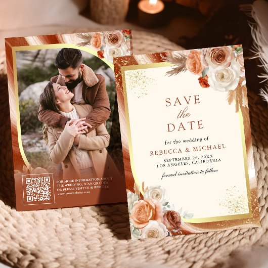 Trouwfoto met QR-code en terracotta bloemmotief in Save The Date