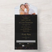 Trouwfoto met regenboogconfetti en monogram in zwa all in one uitnodiging (Binnen)