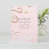 Trouwfoto met roze strandbloos save the date (Staand voorkant)