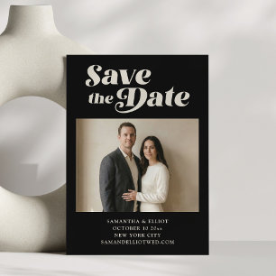 Trouwfoto met vette retro-typografie in zwart-wit save the date