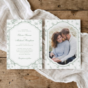 Trouwfoto met vintage saliegroene toilelijst kaart