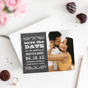 Trouwfoto met vintage zwarte schoolbordstijl save the date