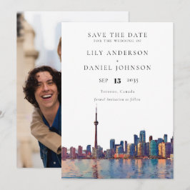 Trouwfoto met watercolorafdruk van de skyline van save the date
