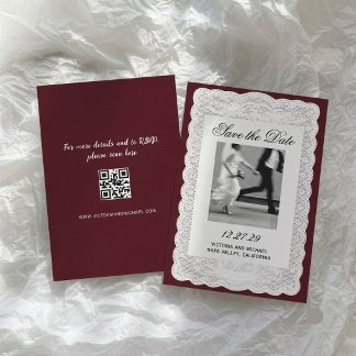 Trouwfoto met witte papieren kant burgundy vintage save the date