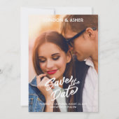 Trouwfoto met witte tekstoverlay in vet script save the date (Voorkant)