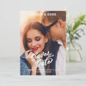 Trouwfoto met witte tekstoverlay in vet script save the date (Staand voorkant)