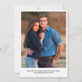 Trouwfoto met witte tekstoverlay in vet script save the date (Achterkant)