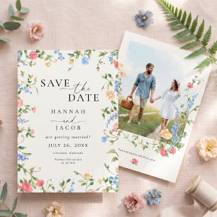 Trouwfoto met zachte pastelkleuren en wilde bloeme save the date