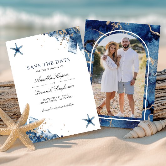 Trouwfoto met zeester in marineblauw save the date