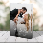 Trouwfoto Mr en Mrs Personalized Fotoblokken<br><div class="desc">Vier uw speciale dag met deze bruiloft fotoblok sjabloon, een prachtige moderne eenvoudige aandenken met uw gekoesterde bruid en bruidegom fotografie. Ontworpen met een elegant typografisch script en coole kalligrafie, benadrukt het het tijdloze "Mr en Mrs" -motief naast een aangepast bijschrift om het uniek van u te maken. Het elegante...</div>