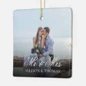 Trouwfoto Mr. en Mrs. Script op maat Keramisch Ornament (Links)
