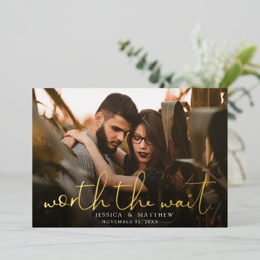 Trouwfoto Script Sla de Datum Waard om te Wachten Folie Uitnodiging (Staand Voorkant)