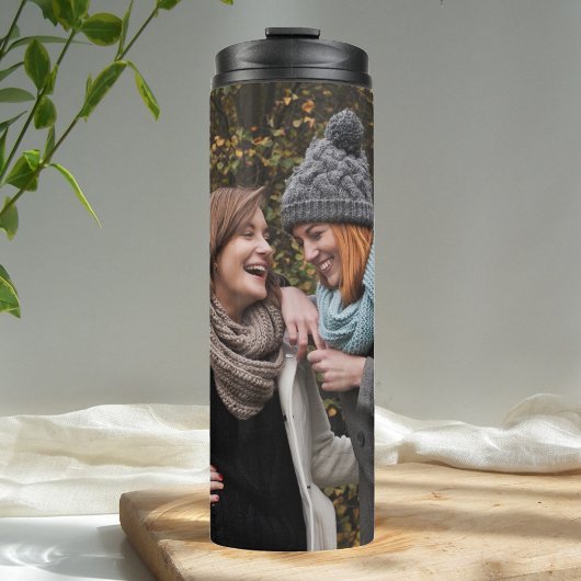 Trouwfoto van een stel thermosbeker