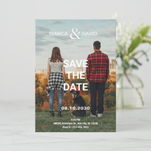 Trouwfoto van koppel en huisdier in moderne stijl save the date