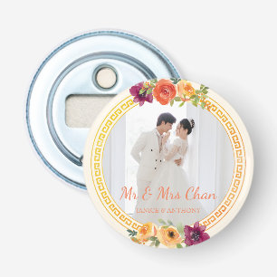 Trouwfoto van koppel in beige bloemenkader meneer  button flesopener