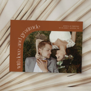 Trouwfoto van terracotta met liefde en dankbaarhei bedankkaart