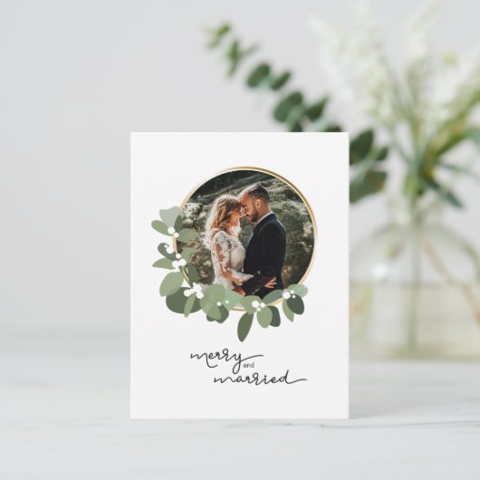 Trouwfoto Vrolijk en getrouwd Eerste Kerstmis Feestdagenkaart (Staand voorkant)