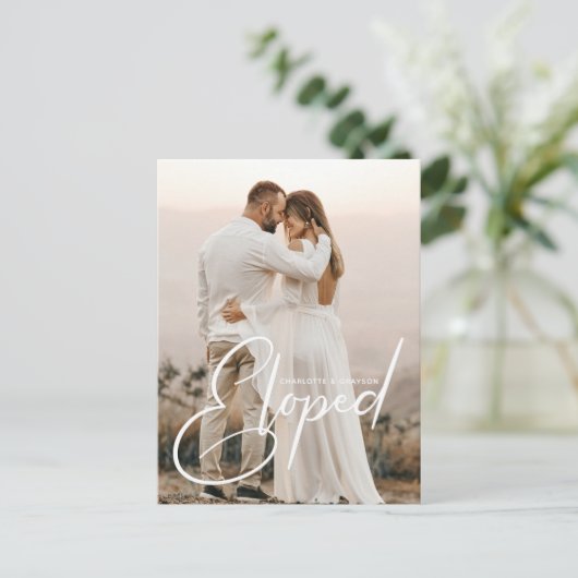 Trouwfoto Weggelopen Bruidspaar Net Getrouwd Feest Aankondigingskaart (Staand voorkant)