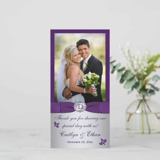Trouwfotocard met paarse monogram en zilveren bloe bedankkaart (Staand voorkant)