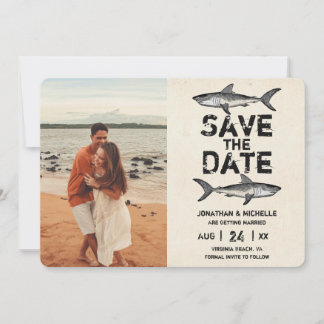 Trouwfoto's van haaien op het strand in vintage st save the date