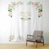 Trouwfotostand met roze bloemen als charme wandkleed (In situ)