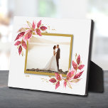 Trouwframes Easel Achterkant Frameloze fotohouder Fotoplaat<br><div class="desc">Tafelplaque met ingebouwde ezel waarop je favoriete foto wordt geaccentueerd met prachtige aquarel rode en gouden bladeren en stippen. VERANDER de datum in het huidige jaar of verwijder deze of voeg meer informatie toe. Geweldig als cadeau of om je favoriete foto in je eigen huis te tonen. De kleuren van...</div>